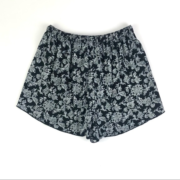 Abercrombie & Fitch Drapey Pattern Tassel Shorts - Picture 3 of 8